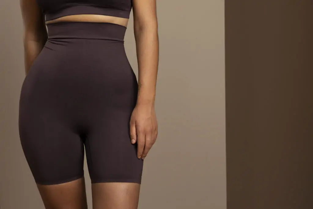 Mulher com shorts marrom