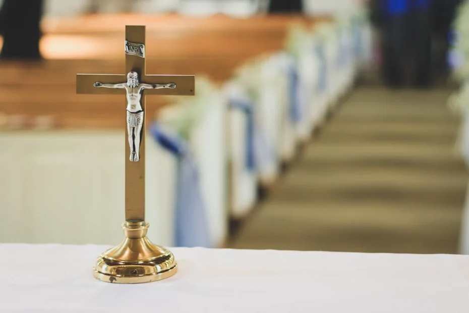 imagem de cristo sobre altar na igreja