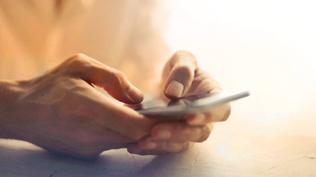 Pessoa segurando o celular