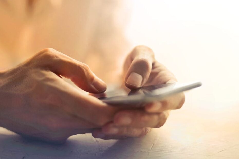 Pessoa segurando o celular